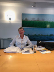 Irene Maria Berndt im Büro